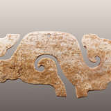 A NICELY CARVED S-SHAPED DRAGON PENDANT WITH AN INCISED PATTERN OF LINKED, SQUARED SCROLLS - Foto 1
