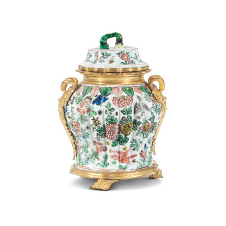 A FRENCH ORMOLU-MOUNTED FAMILLE VERTE PORCELAIN VASE AND COVER - фото 1