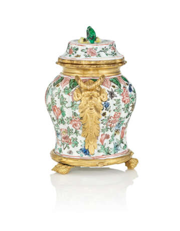 A FRENCH ORMOLU-MOUNTED FAMILLE VERTE PORCELAIN VASE AND COVER - Foto 2