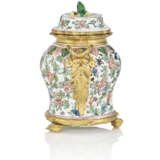 A FRENCH ORMOLU-MOUNTED FAMILLE VERTE PORCELAIN VASE AND COVER - фото 2