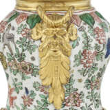A FRENCH ORMOLU-MOUNTED FAMILLE VERTE PORCELAIN VASE AND COVER - фото 3