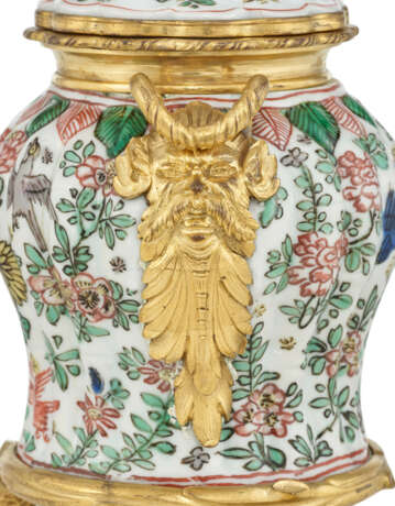 A FRENCH ORMOLU-MOUNTED FAMILLE VERTE PORCELAIN VASE AND COVER - Foto 3