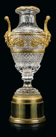 A PAIR OF LARGE FRENCH ORMOLU-MOUNTED CUT AND MOULDED-GLASS VASES - Foto 2
