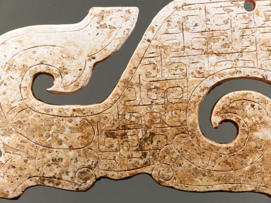 A NICELY CARVED S-SHAPED DRAGON PENDANT WITH AN INCISED PATTERN OF LINKED, SQUARED SCROLLS - photo 3