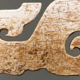 A NICELY CARVED S-SHAPED DRAGON PENDANT WITH AN INCISED PATTERN OF LINKED, SQUARED SCROLLS - Foto 3