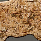 A NICELY CARVED S-SHAPED DRAGON PENDANT WITH AN INCISED PATTERN OF LINKED, SQUARED SCROLLS - фото 4