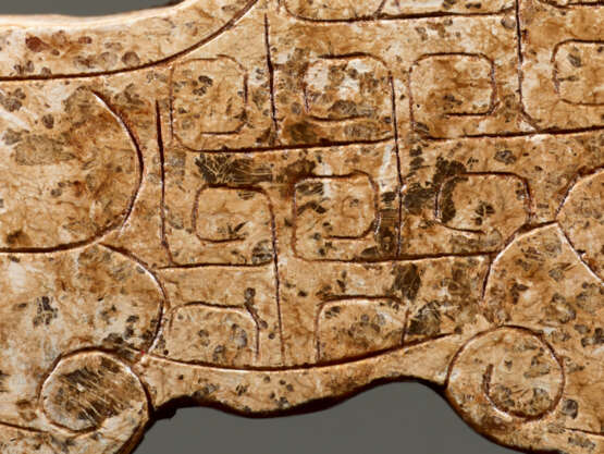 A NICELY CARVED S-SHAPED DRAGON PENDANT WITH AN INCISED PATTERN OF LINKED, SQUARED SCROLLS - photo 4