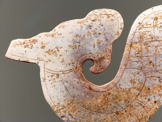 A NICELY CARVED S-SHAPED DRAGON PENDANT WITH AN INCISED PATTERN OF LINKED, SQUARED SCROLLS - Foto 5