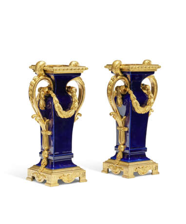 PAIRE DE VASES DE STYLE LOUIS XVI - Foto 2