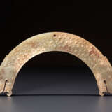 A FULLY DETAILED, RARE, SEMI-CIRCULAR , DRAGON-HEADED HUANG ARCHED PENDANT WITH A PATTERN OF RAISED SCROLLS - фото 1
