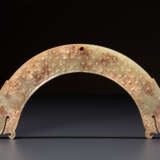 A FULLY DETAILED, RARE, SEMI-CIRCULAR , DRAGON-HEADED HUANG ARCHED PENDANT WITH A PATTERN OF RAISED SCROLLS - photo 2