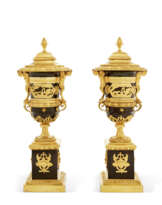 PAIRE DE VASES COUVERTS D'EPOQUE EMPIRE