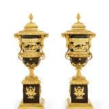 PAIRE DE VASES COUVERTS D'EPOQUE EMPIRE - photo 1