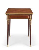 TABLE A JEU DE LA FIN DU XIXe SIECLE