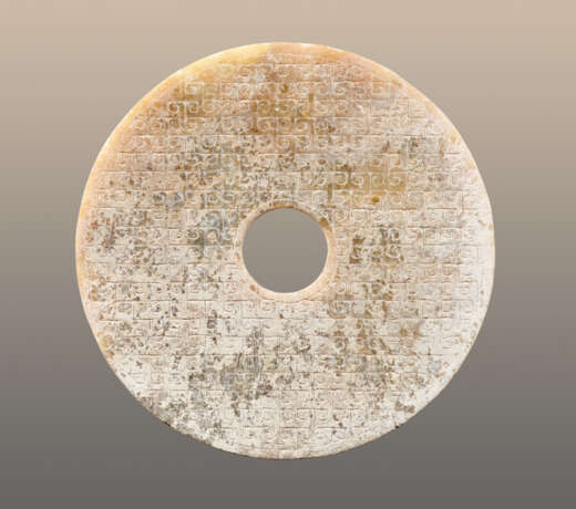 AN INTERESTING PARTLY CALCIFIED BI DISC WITH A GLASSY POLISH AND AN INCISED PATTERN OF LINKED SCROLLS - Foto 1