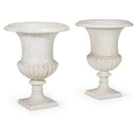 A PAIR OF OF WHITE MARBLE GARDEN URNS