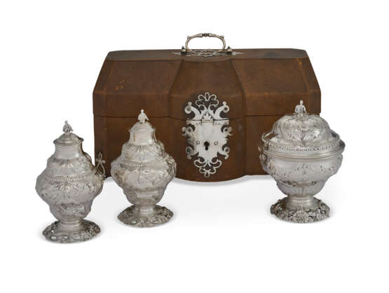 A PAIR OF GEORGE III SILVER TEA CADDIES AND A SUGAR BOWL AND COVER - фото 1