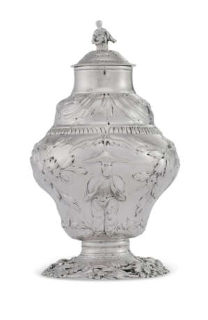 A PAIR OF GEORGE III SILVER TEA CADDIES AND A SUGAR BOWL AND COVER - Foto 2