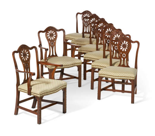 A SET OF EIGHT GEORGE III MAHOGANY DINING CHAIRS - фото 1