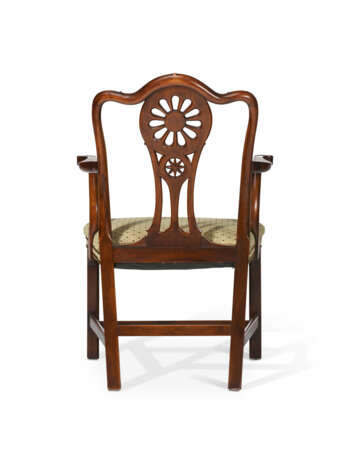 A SET OF EIGHT GEORGE III MAHOGANY DINING CHAIRS - photo 6