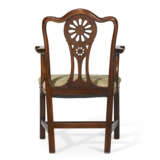 A SET OF EIGHT GEORGE III MAHOGANY DINING CHAIRS - фото 6