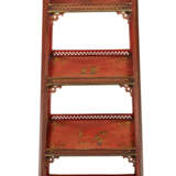 A REGENCY STYLE RED-AND-GILT JAPANNED ETAGERE - Foto 2