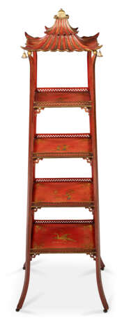 A REGENCY STYLE RED-AND-GILT JAPANNED ETAGERE - Foto 2