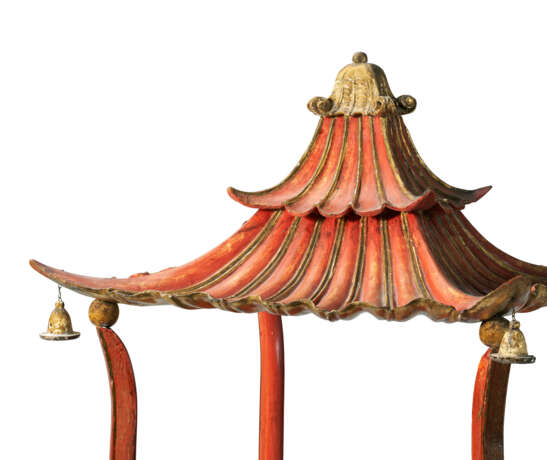 A REGENCY STYLE RED-AND-GILT JAPANNED ETAGERE - Foto 3