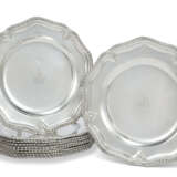 A SET OF TEN GEORGE III SILVER DINNER PLATES - фото 1