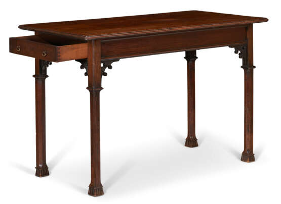 A ENGLISH MAHOGANY GOTHIC STYLE SIDE TABLE - Foto 4