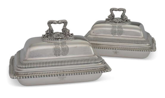 A PAIR OF GEORGE III SILVER ENTRÉE DISHES AND COVERS FROM THE BATTENBERG SERVICE - фото 1