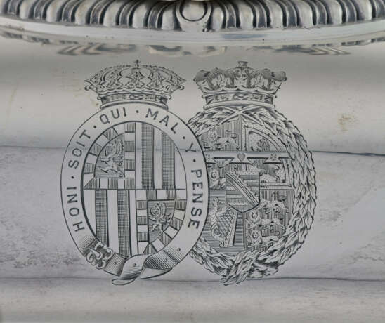 A PAIR OF GEORGE III SILVER ENTRÉE DISHES AND COVERS FROM THE BATTENBERG SERVICE - photo 2