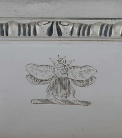 A PAIR OF GEORGE III SILVER ENTRÉE DISHES AND COVERS FROM THE BATTENBERG SERVICE - photo 3