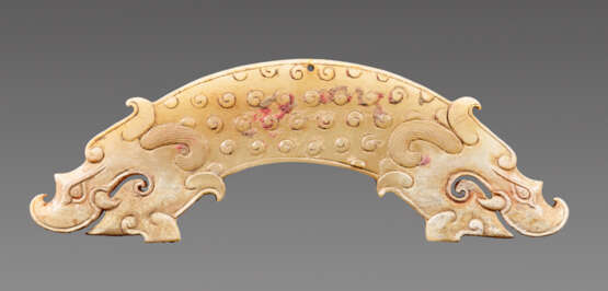 A POWERFUL HUANG ARCHED PENDANT WITH FINELY DETAILED DRAGON HEADS AND A PATTERN OF RAISED CURLS - фото 1