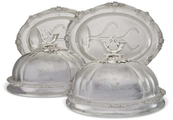 A PAIR OF VICTORIAN SILVER WELL-AND-TREE MEAT DISHES AND ASSOCIATED SILVER-PLATED DOMES - Foto 1