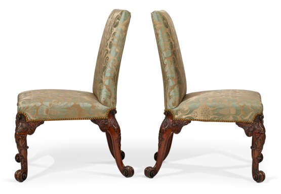 A PAIR OF GEORGE II WALNUT SIDE CHAIRS - Foto 5