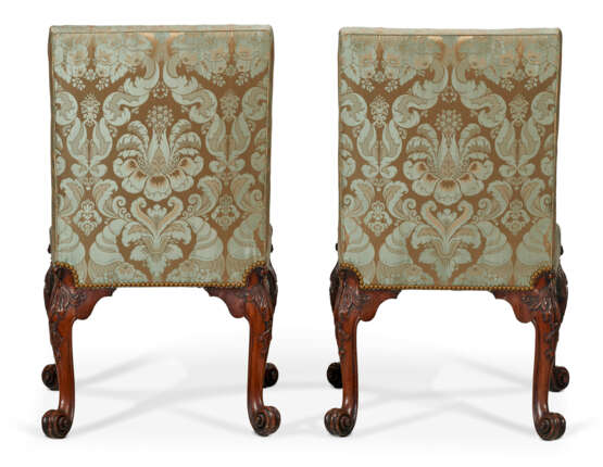 A PAIR OF GEORGE II WALNUT SIDE CHAIRS - Foto 6