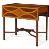 A PAIR OF GEORGE III SYCAMORE, BURR ELM, GONCALO ALVES, AND MAHOGANY PEMBROKE TABLES - Foto 2