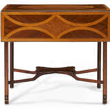 A PAIR OF GEORGE III SYCAMORE, BURR ELM, GONCALO ALVES, AND MAHOGANY PEMBROKE TABLES - Foto 3