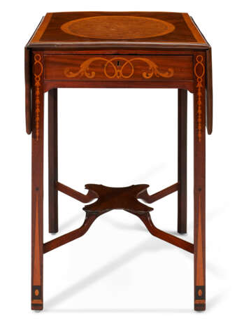 A PAIR OF GEORGE III SYCAMORE, BURR ELM, GONCALO ALVES, AND MAHOGANY PEMBROKE TABLES - Foto 5