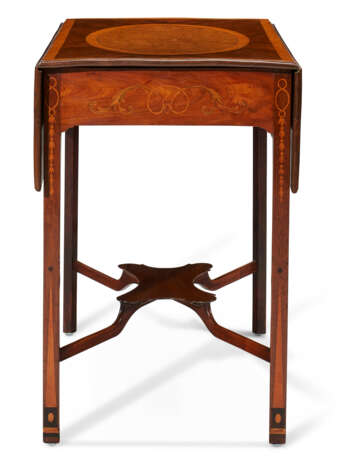 A PAIR OF GEORGE III SYCAMORE, BURR ELM, GONCALO ALVES, AND MAHOGANY PEMBROKE TABLES - Foto 6