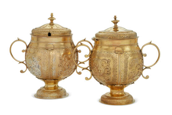 A MATCHED PAIR OF VICTORIAN SILVER-GILT CUPS AND COVERS - фото 1