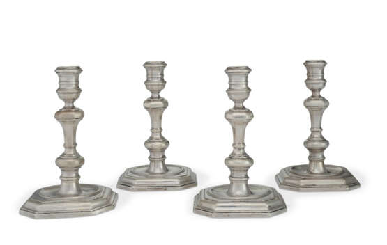 A SET OF FOUR QUEEN ANNE SILVER CANDLESTICKS - фото 1