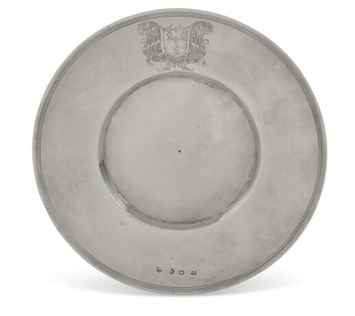 A CHARLES II SILVER TRENCHER PLATE - photo 1