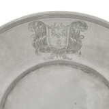 A CHARLES II SILVER TRENCHER PLATE - photo 2