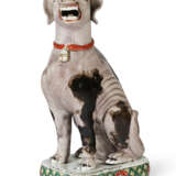 A CHINESE EXPORT PORCELAIN FAMILLE VERTE HOUND - Foto 1