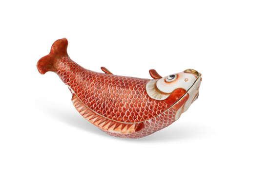 A CHINESE EXPORT PORCELAIN CARP TUREEN AND COVER - фото 3