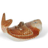 A JAPANESE EXPORT PORCELAIN CARP TUREEN AND COVER - Foto 2