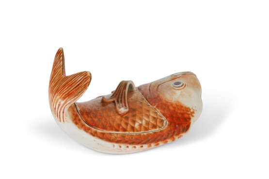 A JAPANESE EXPORT PORCELAIN CARP TUREEN AND COVER - photo 2