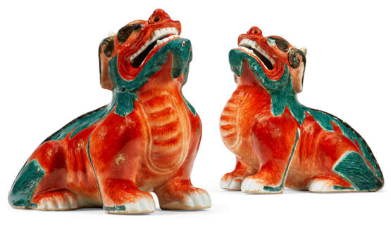 A PAIR OF CHINESE EXPORT PORCELAIN FAMILLE VERTE MYTHICAL BEAST JOSS-STICK HOLDERS - фото 1
